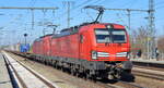 DB Cargo AG [D] mit der Doppeltraktion  193 322  [NVR-Nummer: 91 80 6193 322-5 D-DB] +  193 325  [NVR-Nummer: 91 80 6193 325-8 D-DB] und KLV-Zug am 22.03.22 Durchfahrt Bf.