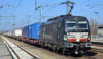 DB Cargo AG [D] / Mercitalia Rail S.r.l., Roma [I] mit der MRCE Vectron  X4 E - 709  [NVR-Nummer: 91 80 6193 709-3 D-DISPO] und KLV-Zug am 24.03.22 Durchfahrt Bf.
