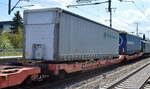 Gelenk-Taschenwagen vom Einsteller VTG Schweiz mit slowakischer Registrierung mit der Nr. 33 TEN 56 SK-VTGCH 4993 190-4 Sdggmrs in einem KLV-Zug am 27.04.22 Bf. Golm.