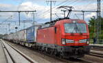 DB Cargo AG [D] mit  193 354  [NVR-Nummer: 91 80 6193 354-8 D-DB] und KLV-Zug aus Rostock Seehafen am 29.09.22 Durchfahrt Bahnhof Golm.