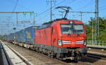 DB Cargo AG [D] mit  193 319  [NVR-Nummer: 91 80 6193 319-1 D-DB] und KLV-Zug am 10.10.22 Durchfahrt Bahnhof Golm.