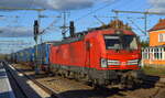 DB Cargo AG [D] mit  193 325  [NVR-Nummer: 91 80 6193 325-8 D-DB] und KLV-Zug am 19.10.22 Durchfahrt Bahnhof Golm.
