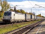 6383 216 aus der Slowakei mit einem Containerzug durchfährt den Bahnhof Dabendorf in Brandenburg am 16. Oktober 2022.