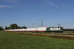 193 225 von  ECCO-Rail  mit einem  KLV  aus München kommend am 23. August 20222 bei Übersee am Chiemsee.