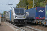 In Eichstätt Bahnhof fährt 187 304-1 der Railpool an einem langen, mit Sattelaufliegern beladenen Zug entlang leer Richtung Ingolstadt.
