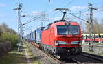 DB Cargo AG [D] mit ihrer  193 335  [NVR-Nummer: 91 80 6193 335-7 D-DB] und einem KLV-Zug am 06.04.23 Durchfahrt Bahnhof Berlin Hohenschönhausen.