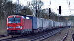 DB Cargo AG [D] mit ihrer  193 306  [NVR-Nummer: 91 80 6193 306-8 D-DB] und einem KLV-Zug am 28.03.23 Durchfahrt Bahnhof Saarmund.