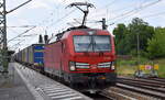 DB Cargo AG [D] mit ihrer  193 348  [NVR-Nummer: 91 80 6193 348-0 D-DB] und einem KLV-Zug am 08.06.23 Durchfahrt Bahnhof Jüterbog.