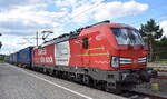 DB Cargo AG [D] mit ihrer  193 342  [NVR-Nummer: 91 80 6193 342-3 D-DB] und einem KLV-Zug muss kurz einen ICE überholen lassen, 28.06.23 Bahnhof Glöwen.