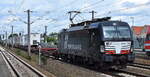 DB Cargo AG [D] / Mercitalia Rail S.r.l., Roma [I] mit der MRCE Vectron  X4 E - 706  [NVR-Nummer: 91 80 6193 706-9 D-DISPO] und KLV-Zug am 01.08.23 Höhe Bahnhof Luckenwalde.