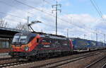 LOKORAIL, a.s., Bratislava [SK] mit der  383 223  [NVR-Nummer: 91 56 6383 223-5 SK-RAILL] und einem KLV-Zug am 06.03.24 Durchfahrt Bahnhof Schönefeld bei Berlin.