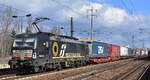 DB Cargo Deutschland AG [D] / Mercitalia Rail S.r.l., Roma [I] mit der BRCE Vectron  X4 E - 705  [NVR-Nummer: 91 80 6193 705-1 D-DISPO] und KLV-Zug wartet am 06.03.24 Höhe Bahnhof Schönefeld