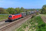 Mit dem KLV-Zug KT 42129 von Köln Eifeltor nach Verona Q.E. war die 193 345 am 13. April 2024 durch das frühlingshafte Dachauer Hinterland unterwegs. 