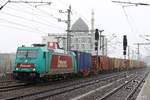 185 612-9 Emons mit Containerzug in Dresden Mitte, April 2017.
