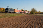 193 607 MRCE mit einem Containerzug bei Thüngersheim Richtung Gemünden, 13.10.2018