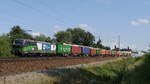 Vectron 193 223 von EUROPEAN LOCOMOTIVE LEASING / WIENER LOKALBAHNEN CARGO mit einem Containerzug in Richtung Hamburg; bei Winsen/Luhe, 03.08.2019  
