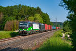 193 735 ELL/LTE und 193 621 MRCE/LTE mit einem Containerzug bei Postbauer-Heng Richtung Nürnberg, 04.06.2019