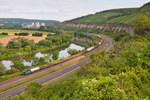 Eine ELL 193 mit einem schwach ausgelasteten Containerzug bei Himmelstadt Richtung Würzburg, 01.08.2019
