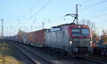 PKP CARGO S.A., Warszawa [PL] mit  EU46-513  [NVR-Nummer: 91 51 5370 025-6 PL-PKPC] und Containerzug  am 18.12.20 Durchfahrt Bf.