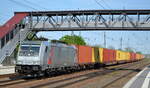 METRANS Rail s.r.o., Praha [CZ] mit der Akiem Mietlok  186 369-5  [NVR-Nummer: 91 80 6186 369-5 D-AKIEM] und Containerzug am 11.05.21 Durchfahrt Bf.