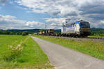 193 881 Boxxpress mit einem Containerzug bei Pölling Richtung Regensburg, 18.07.2020
