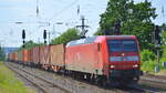Mitteldeutsche Eisenbahn GmbH, Schkopau [D] mit  145 061-8   [NVR-Nummer: 91 80 6145 061-8 D-DB] und Containerzug am 18.05.22 Durchfahrt Bf.