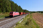 152 098 DB Cargo mit einem Containerzug bei Hagenbüchach Richtung Würzburg, 19.09.2020
