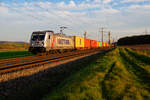 187 510 Akiem/Metrans mit einem Containerzug bei Markt Bibart Richtung Würzburg, 31.10.2020