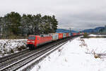 152 105 DB Cargo mit einem Containerzug bei Parsberg Richtung Nürnberg, 23.01.2021