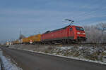 Am 18.12.2022 zog 152 018 einen Containerzug durch Unterhaun in Richtung Süden.