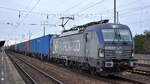 PKP CARGO S.A., Warszawa [PL] mit ihrer  EU46-517  [NVR-Nummer: 91 51 5370 030-6 PL-PKPC] und einem Containerzug Richtung Frankfurt/Oder weiter nach Polen am 22.02.23 Durchfahrt Bahnhof Flughafen BER
