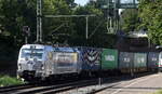 METRANS a.s., Praha [CZ] mit ihrer  383 410-8  [NVR-Nummer: 91 54 7383 410-8 CZ-MT] verlässt mit einem Containerzug den Hamburger Hafen, 11.09.23 Höhe Bahnhof Hamburg-Harburg.