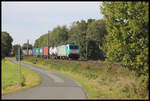 Mit einem Containerzug am Haken ist hier am 26.9.2023 um 15.44 Uhr kurz vor Westerhausen die E 186208 in Richtung Löhne unterwegs.