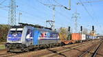 RTB CARGO GmbH, Düren [D] mit der Railpool Lok   186 300-0  [NVR-Nummer: 91 80 6186 300-0 D-Rpool]und einem Containerzug am 22.11.23 Höhe Bahnhof Flughafen BER Terminal 5.