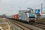 6193 134 Railpool mit Containerzug in Hilden, Januar 2024.