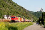 185 212 mit bunten Kisten am 11.05.2024 bei Braubach, rechte Rheinstrecke.
