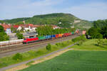 152 111 DB Cargo mit einem Containerzug bei Retzbach-Zellingen Richtung Gemünden, 01.06.2021