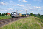 187 509 Akiem/Metrans mit einem Containerzug bei Gunzenhausen Richtung Ansbach, 10.07.2021