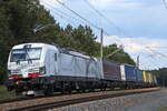 Vectron: TXL 7193 324-9 am 02. Mai 2025 in Brandenburg bei der Fahrt durch Thyrow mit einem Containerzug.