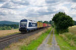 761 004 Metrans mit einem Containerzug und 186 552 Railpool am Zugschluss bei Seußen Richtung Marktredwitz, 22.07.2021