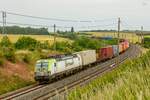 193 785-3 Captrain mit Containerzug in Ovelgünne, Juni 2023.