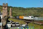 7193 604 mit Containerzug am Rhein in Oberwesel, August 2025.