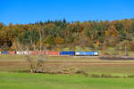 193 842 Boxxpress mit einem Containerzug bei Oberdachstetten Richtung Ansbach, 24.10.2021