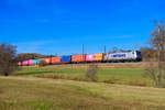 187 508 Akiem/Metrans mit einem Containerzug bei Oberdachstetten Richtung Ansbach, 09.11.2021