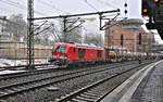 249046 der DB durchfährt hier aus Richtung Hafen kommend am 13.2.2026 um 13.49 Uhr mit einem Containerzug den Bahnhof hamburg-Harburg in Richtung Bremen.