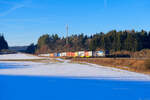 193 876 MRCE/WLC  Tag der Maueröffnung  mit einem Containerzug bei Parsberg Richtung Regensburg, 14.01.2022