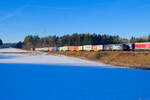 193 876 MRCE/WLC  Tag der Maueröffnung  mit einem Containerzug bei Parsberg Richtung Regensburg, 14.01.2022