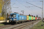EGP 193 838 mit bunten Containern bei Eitensdorf, 24.03.2026 (aufgenommen vom Zugang zum Bahnsteig aus)