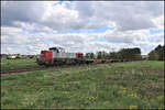 DB Cargo DE 18 140 ist hier bei Laub am 20.4.2026 um 14.23 Uhr mit einem Containerzug in Richtung Regenstauf unterwegs.