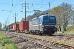 RTB CARGO GmbH, Aachen mit der ELL Vectron 193 793 (NVR-Nummer: 91 80 6193 793-7 D-ELOC) und einem Containerzug auf den südlichen Berliner Aussenring bei Diedersdorf am 28. April 2026.